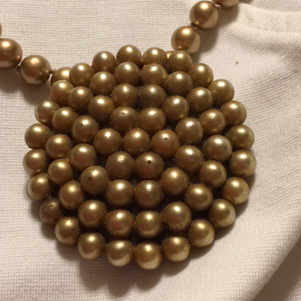 EUC Goldtone Pearls with center circle of Goldtone pearls. 15”clasp. No extender